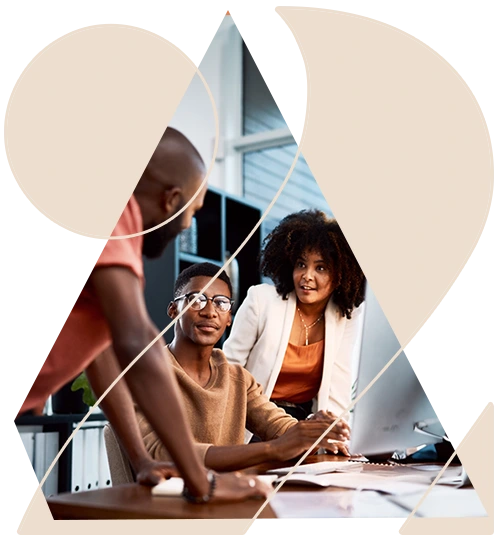 3 pessoas negras debatendo um projeto gráfico